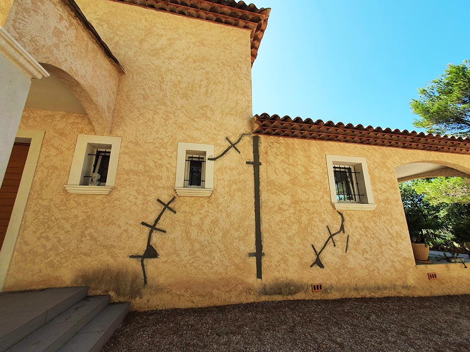 Maison avec crépi jaune et tuiles rouges, Ravalement du Var.