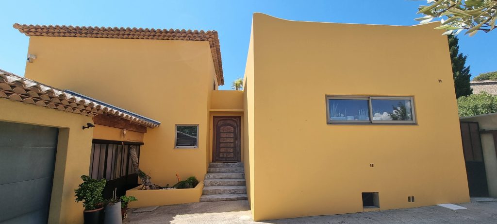 Maison jaune avec toit en tuiles, Ravalement du Var
