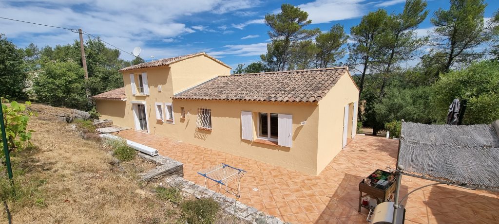 Après ravalement des façades à La-Londe-les-Maures, rénovation effectuée
