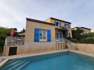 Maison avec piscine, volets bleus, Var.