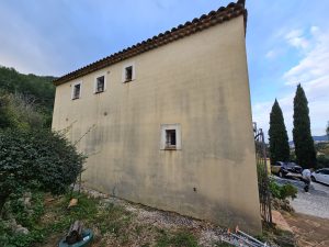 Façade avant intervention en réparation de fissures à Brignolles, état d’origine