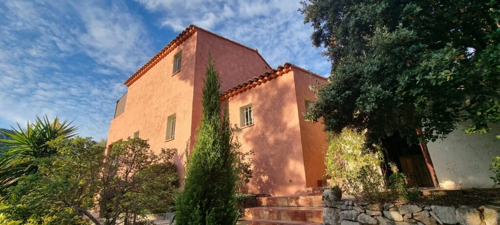 Après ravalement des façades à Le-Luc, rénovation effectuée