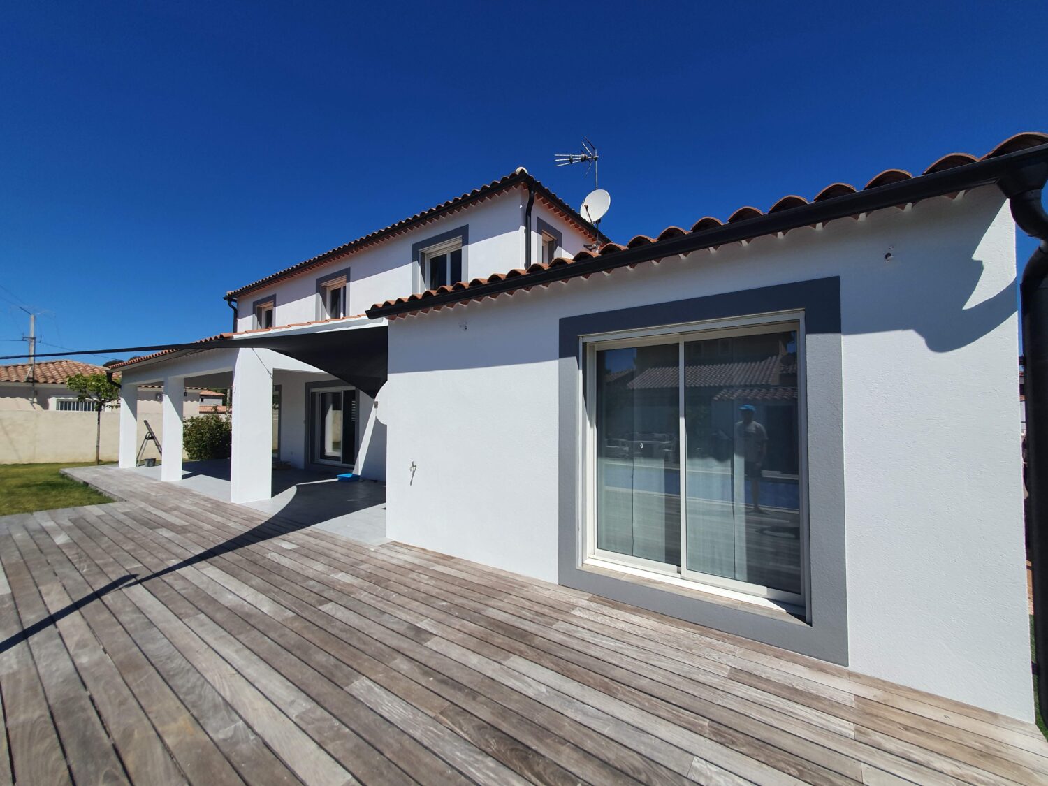 Maison après mise en peinture des façades à Le-Luc : état final de la façade