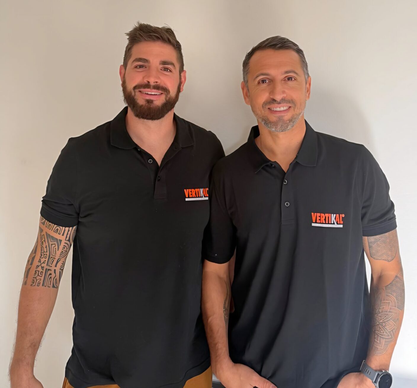 Deux hommes en polo noir avec logo Vertik41.
