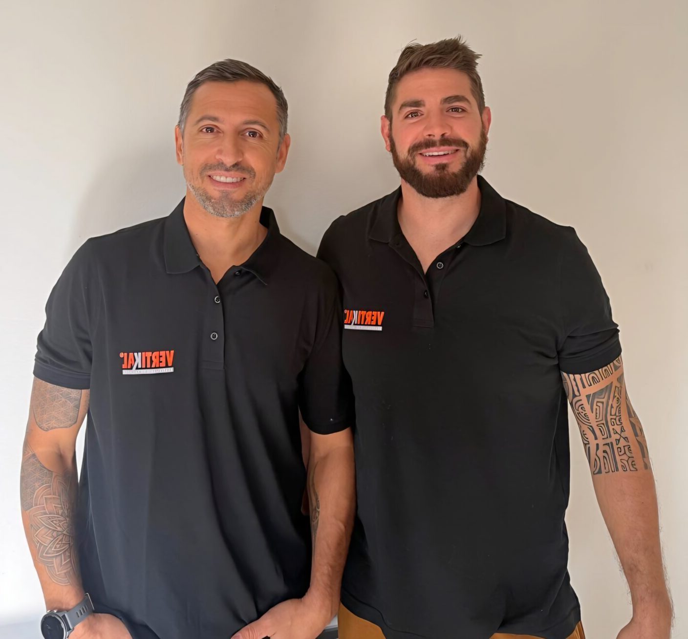 Deux hommes en polo noir avec logo Vertik41.