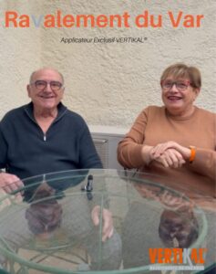 Deux personnes souriantes devant un revêtement de façade Ravalement du Var