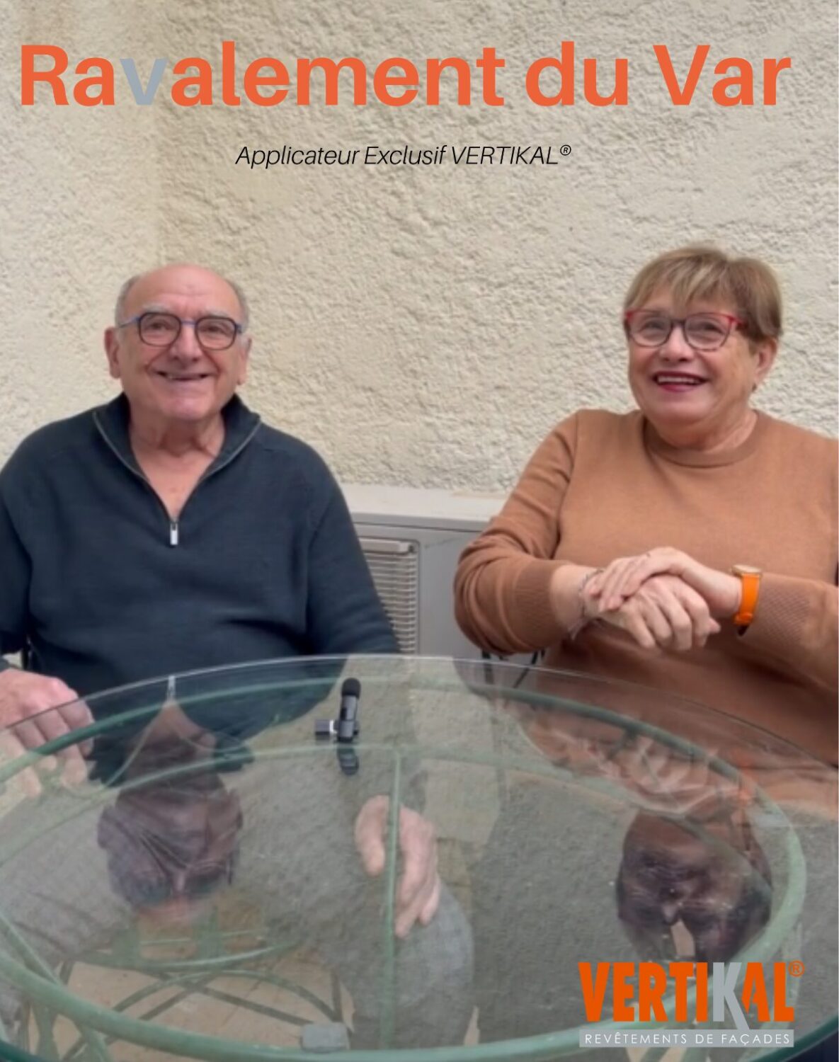 Deux personnes souriantes devant un revêtement de façade Ravalement du Var