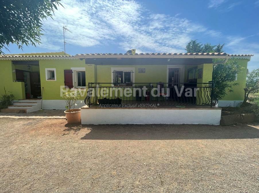 Maison jaune avec balcon et ravalement du Var