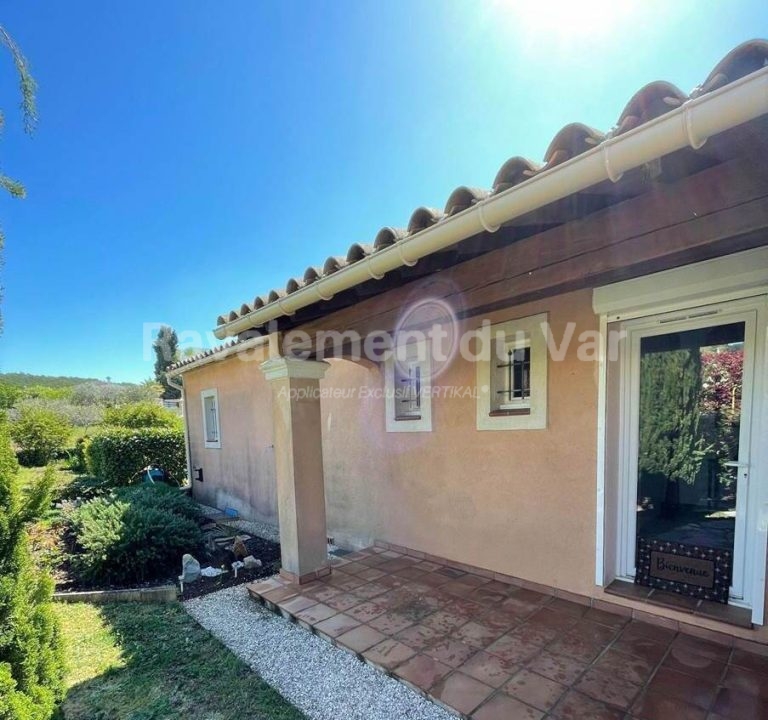 Maison avec terrasse et toit en tuiles, Ravalement du Var