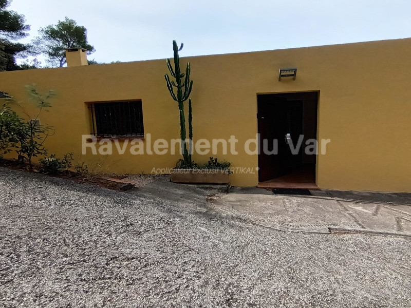 Maison jaune avec cactus, Ravalement du Var