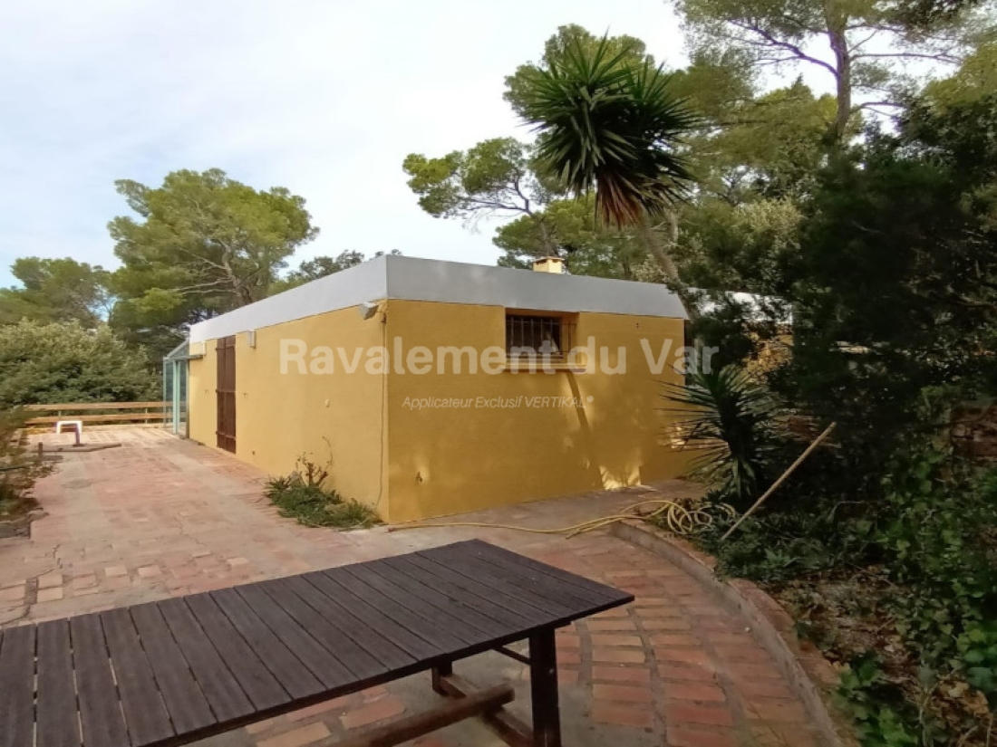 Artisan peintre pour façades d'une maison à Bormes-les-Mimosas, 83230, Var