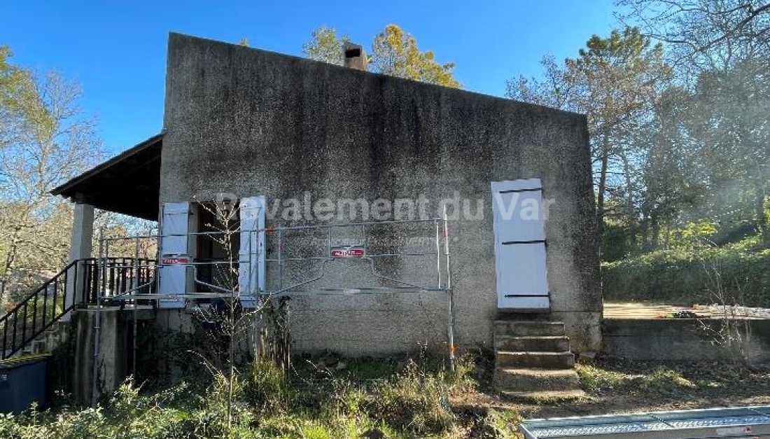Artisan peintre pour façades d'une maison à Carnoules, 83660, Var