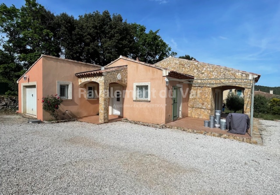 Maison en terre cuite avec terrasse.