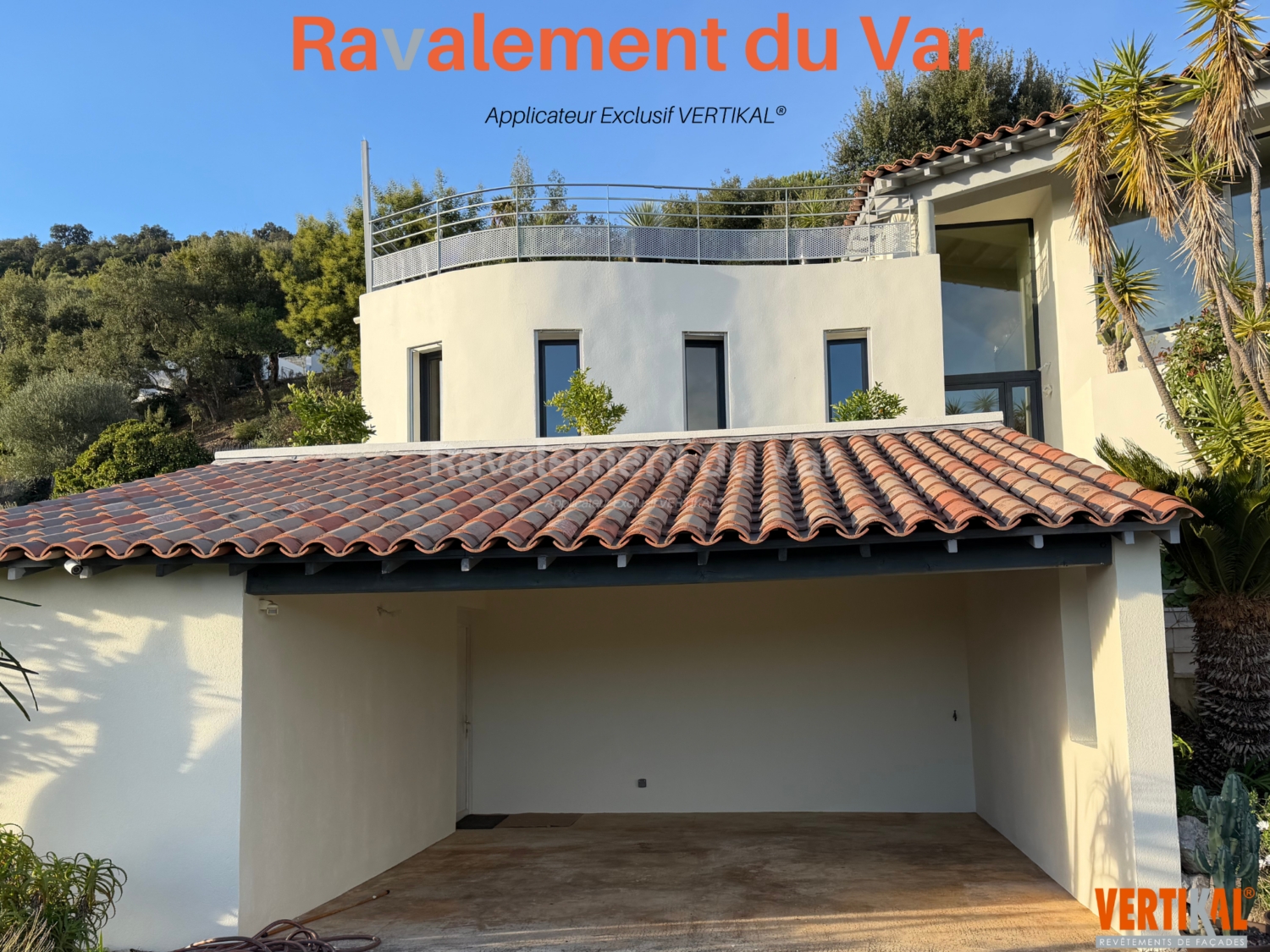 Façade ravalée par Ravalement du Var avec toit en tuiles et garage ouvert