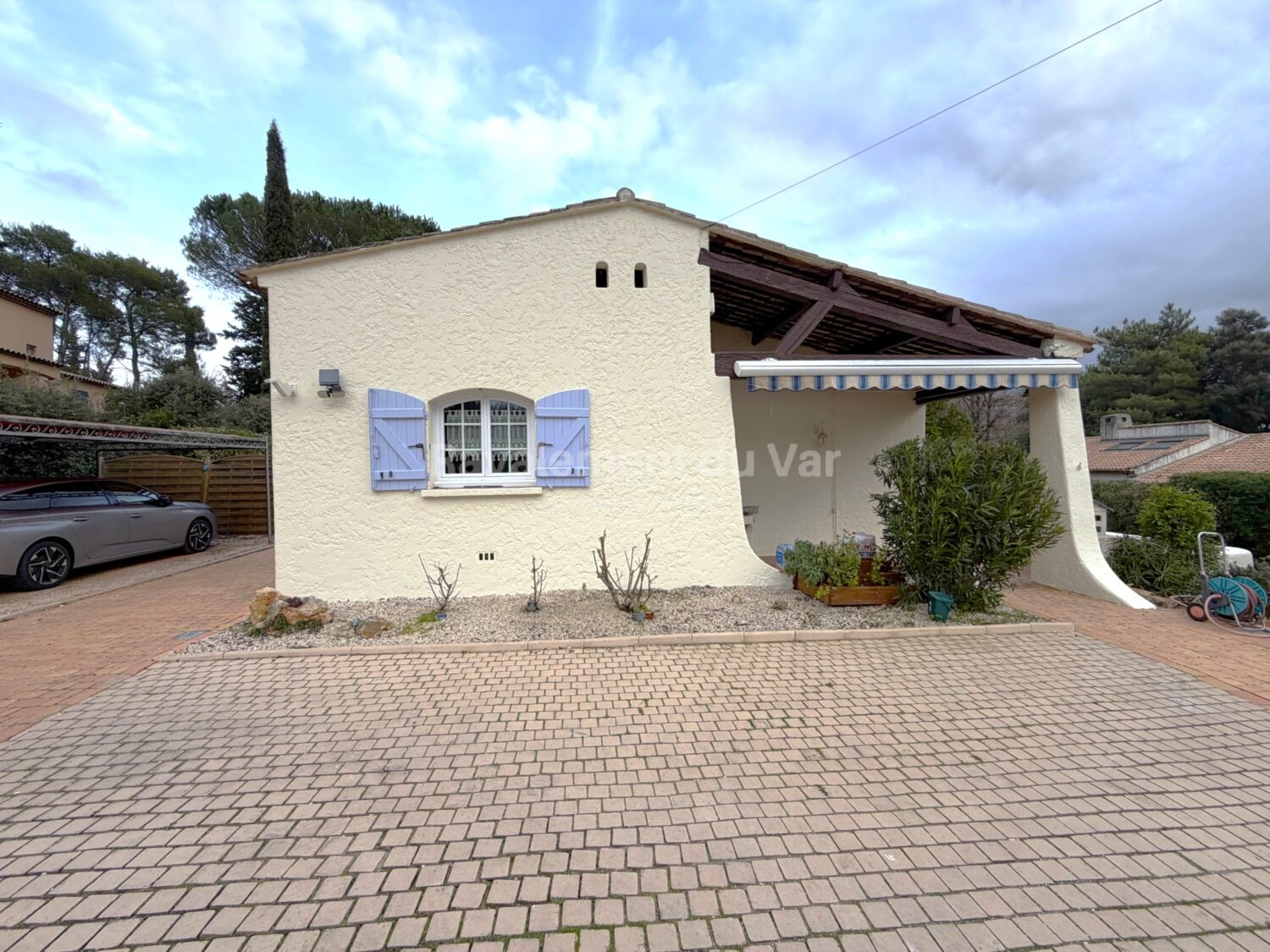 Maison avec façade ravalée dans le Var, aire de stationnement pavée